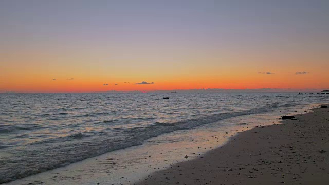 海滩上的日落。视频素材