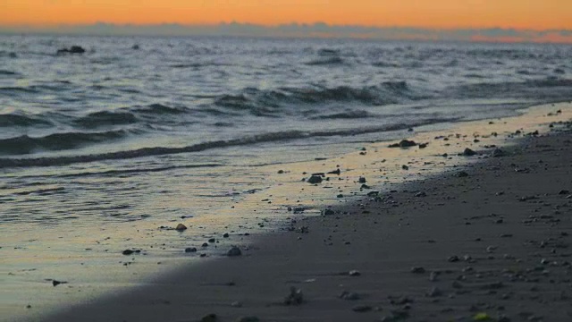 海滩上的日落。视频素材