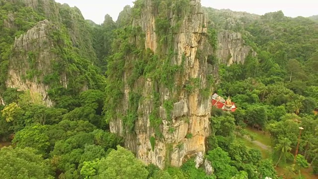 泰国Noen Maprang的石灰岩山鸟瞰图视频素材