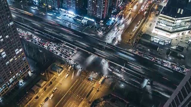 T/L TU鸟瞰图多个高速公路在夜间高峰时间的交通/北京，中国视频下载