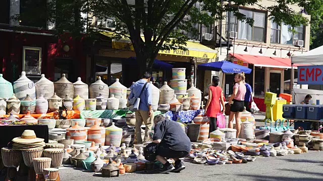 街头集市于2017年7月16日在纽约曼哈顿东村第二大道开幕。人们沿着第二大道走在许多沿街商店中。视频素材