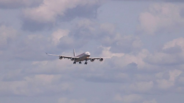 伊比利亚A380飞机在伦敦希思罗机场降落视频素材