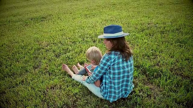 母子使用触控板视频下载