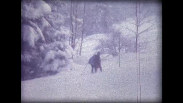 1962年，滑雪者被老式缆车拉起视频下载