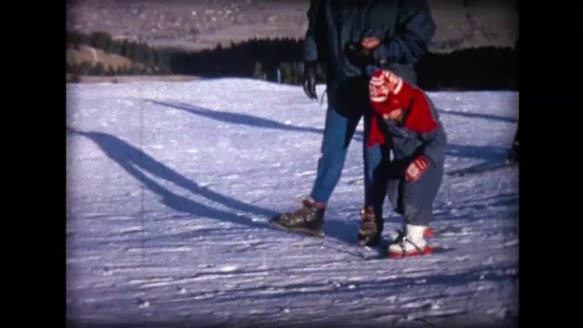 1963年，一个年轻的滑雪者在小滑雪板上摔倒了视频素材