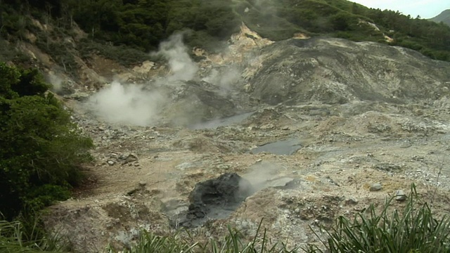 蒸汽从火山升起，沸腾的泥熔岩/圣卢西亚视频素材