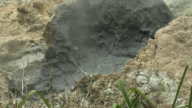 圣卢西亚火山泥浆熔岩沸腾视频素材