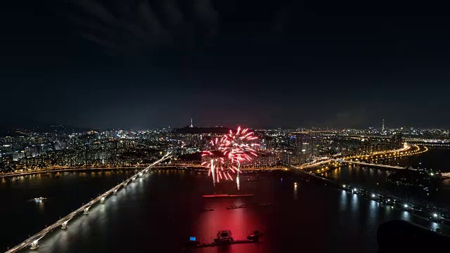 观看烟花表演和北首尔塔(著名的旅游目的地)在晚上的距离视频素材