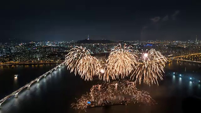 观看烟花表演和北首尔塔(著名的旅游目的地)在晚上的距离视频素材