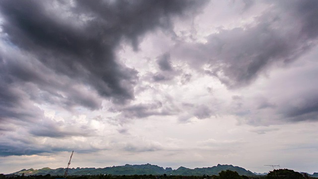 乡村地区雨前风暴云的延时拍摄视频素材