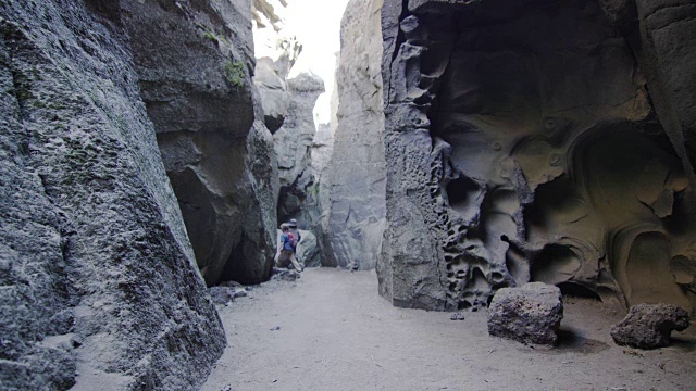 孩子们探索岩石峡谷视频素材