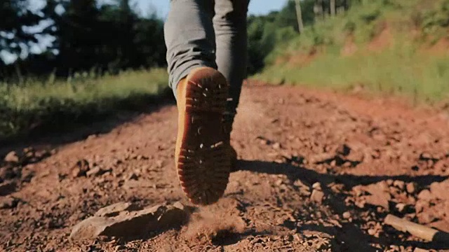 徒步旅行者在山间小径上跑步视频素材