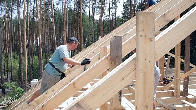 屋顶的构造。屋顶工人在屋顶上工作。视频素材