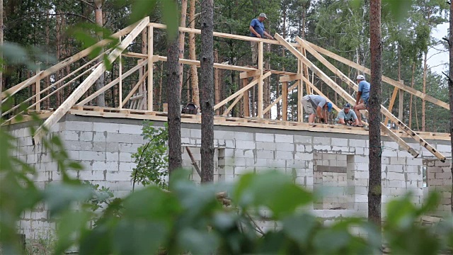 屋顶的构造。屋顶工人在屋顶上工作。视频下载