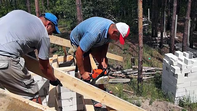 屋顶工人在屋顶上工作。视频下载