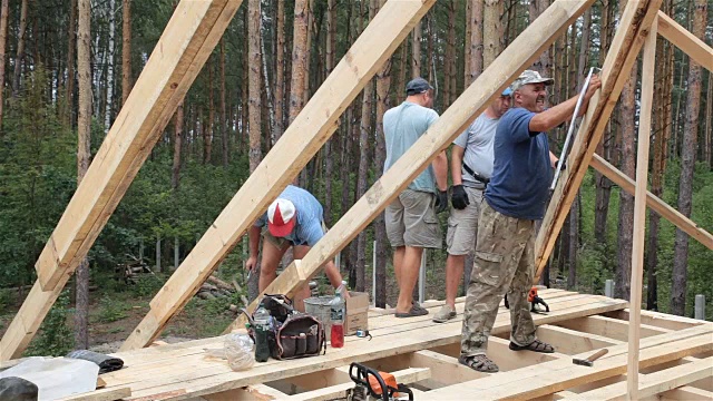 屋顶的构造。屋顶工人在屋顶上工作。视频下载