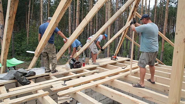 屋顶的构造。屋顶工人在屋顶上工作。视频素材