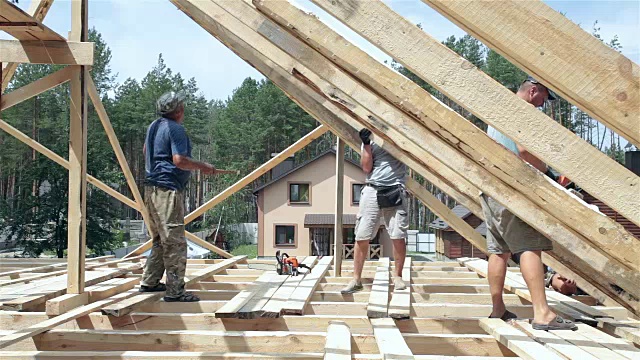 屋顶的构造。屋顶工人在屋顶上工作。视频素材