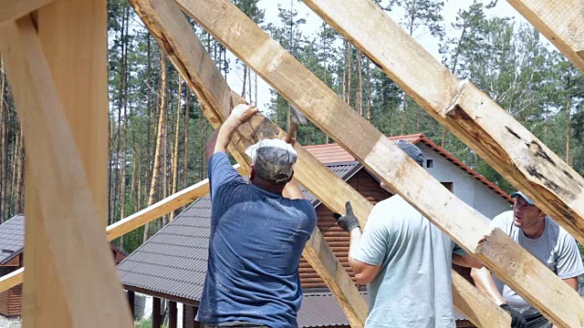 屋顶工人在屋顶上工作。视频下载