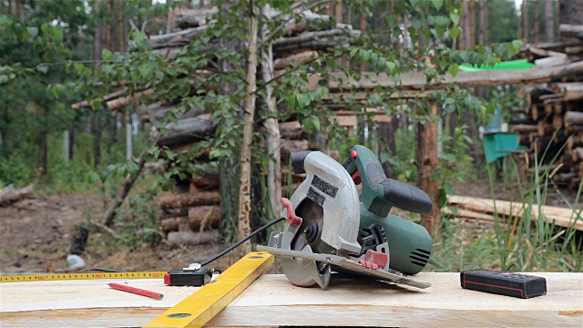 构建器选择工作工具。视频素材