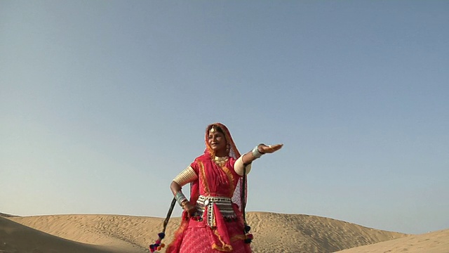 CU, ZO, MS，年轻女子穿着传统服装在萨姆沙漠跳舞，Jaisalmer，拉贾斯坦邦，印度视频素材