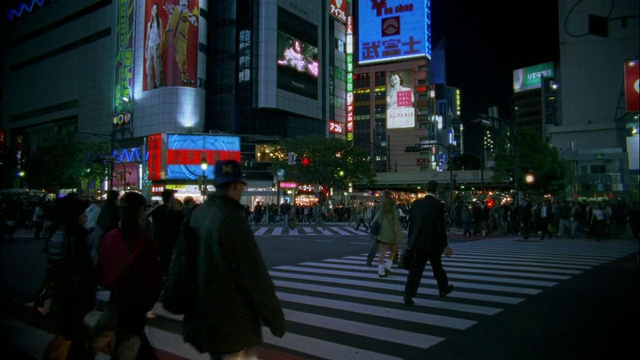 日本东京涩谷十字路口的行人视频素材