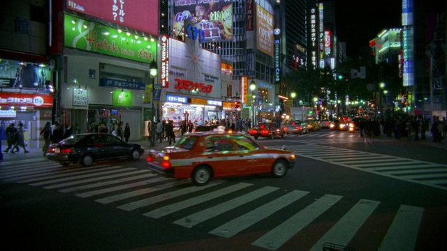 日本东京，繁忙街道上的宽阔交通和十字路口人行道上的行人视频素材