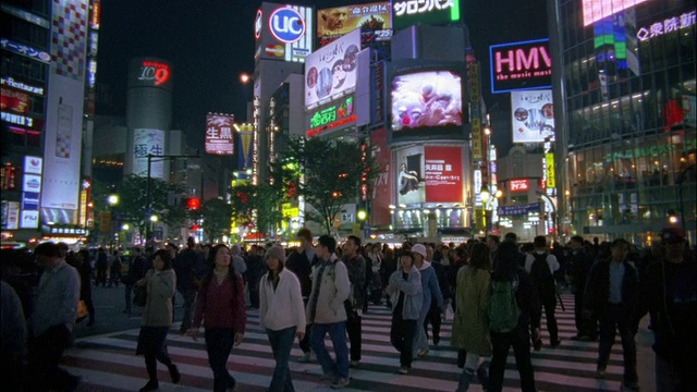 日本东京涩谷十字路口的行人视频素材