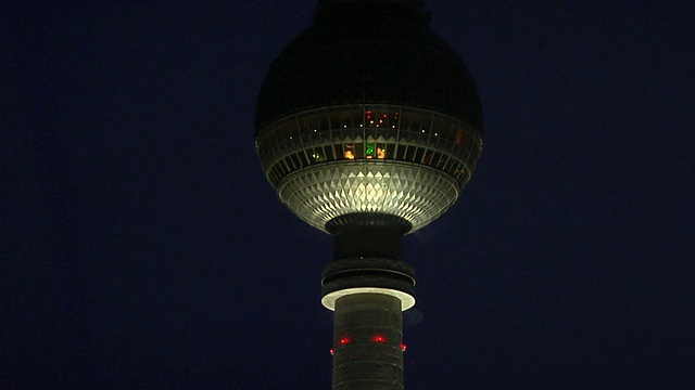 照亮Fernsehturm电视塔的夜空，柏林，德国视频素材