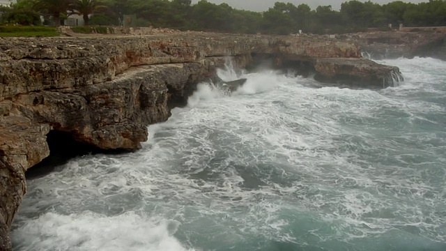 西班牙马略卡岛，海浪拍打着岩石海岸线视频素材