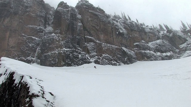 美国科罗拉多州圣胡安山，在粉状雪中滑雪的人视频下载