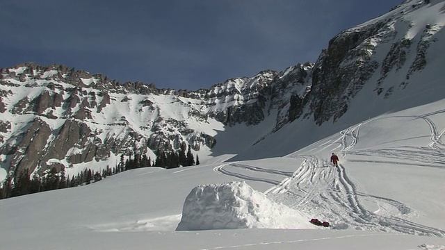 美国科罗拉多州圣胡安山，在粉状雪中进行空中滑雪视频下载