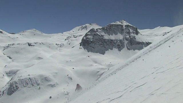 美国科罗拉多州圣胡安山，一名男子在陡峭的山上滑雪视频下载