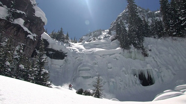 两个人在陡峭的山上滑雪，圣胡安山，美国科罗拉多州视频下载