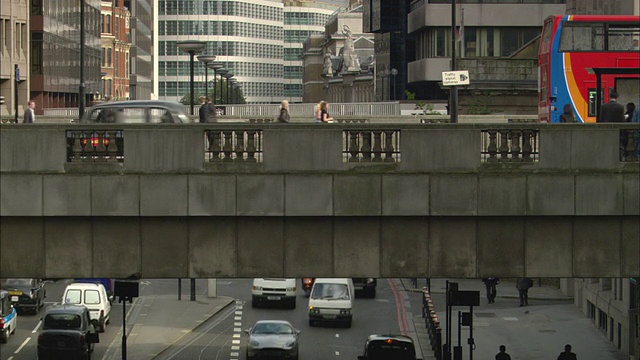 MS, People crossing bridge，伦敦，英国视频素材