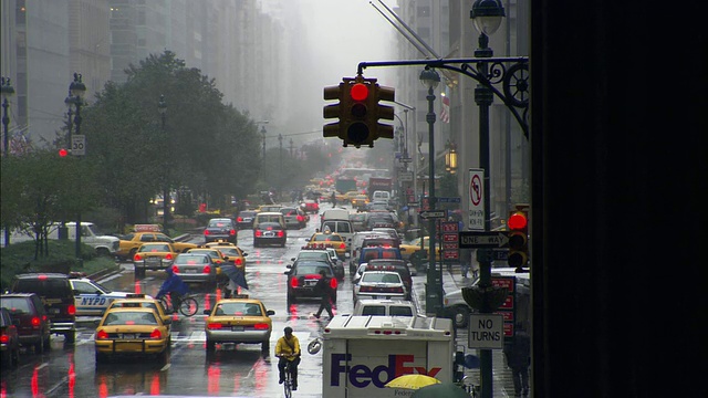 WS，雨天，美国纽约市，街道上交通拥挤视频素材