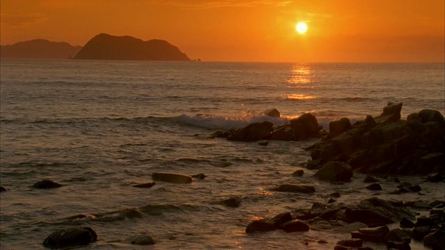 广角拍摄太阳在水/海浪撞击岩石/萩，山口县，日本视频素材