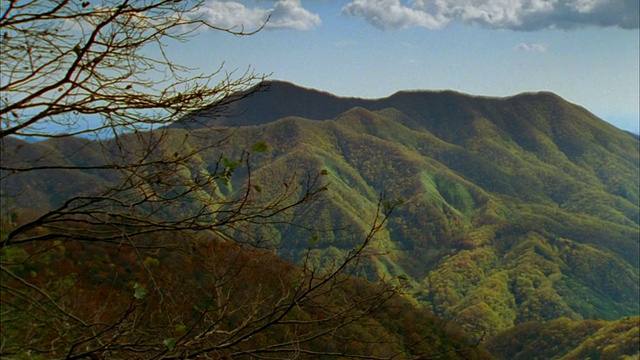 宽镜头的景观与绿色的山脉和山谷下厚云/日光，toshiigi县，日本视频素材