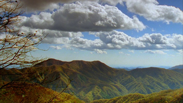 宽镜头厚云移动与绿色的山脉和山谷景观/日光，toshiigi县，日本视频素材