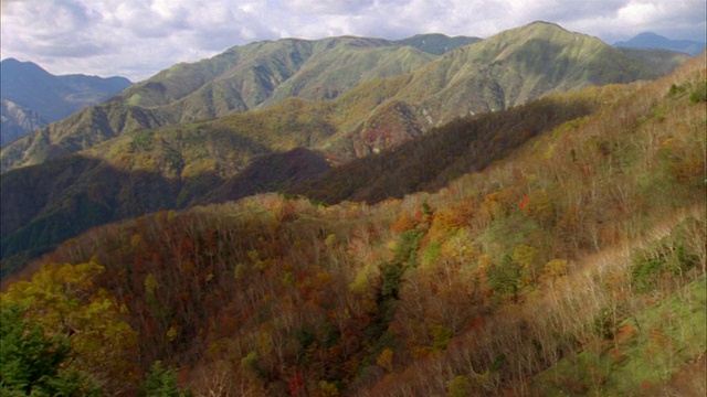 时间推移广角拍摄移动云投射阴影的山脉和山谷/日光，toshiigi县，日本视频素材