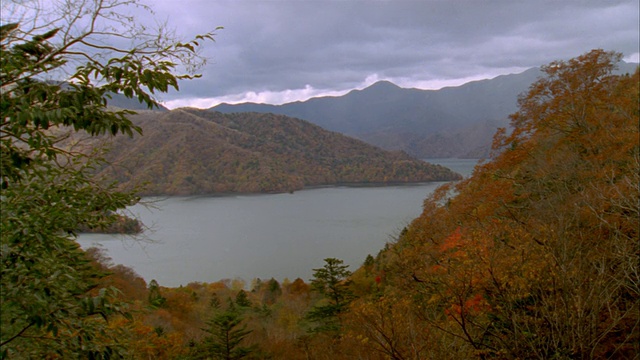 广角中真寺湖在多云的天空下被山包围/日光，toshiigi县，日本视频素材