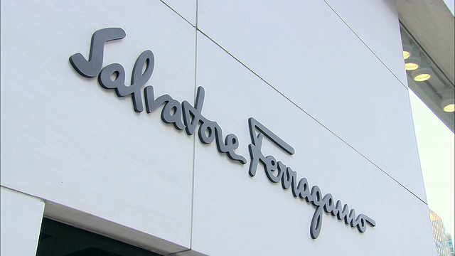 美国纽约纽约市，Salvatore Ferragamo建筑外立面上的标识视频素材