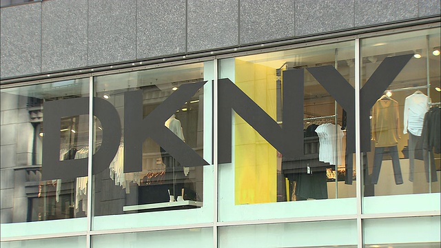 CU, DKNY商店橱窗展示，麦迪逊大道，纽约，美国视频素材