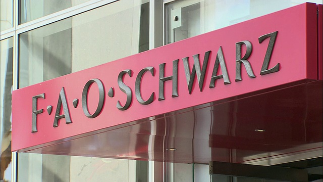 美国纽约市第五大道商店入口上方的CU, FAO Schwarz标志视频素材