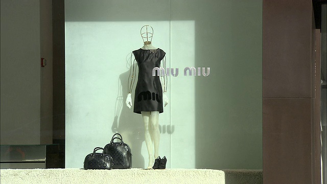 MS, Miu Miu商店橱窗展示，麦迪逊大道，纽约，美国视频素材