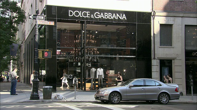 WS, Dolce & Gabbana商店，前景交通，麦迪逊大道，纽约市，美国，纽约视频素材