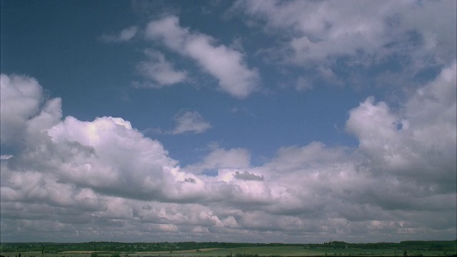 T/L, WS，掠过田野的积云视频素材