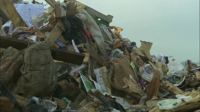 在英国牛津郡阿德利垃圾填埋场，用推土机推着垃圾堆视频素材