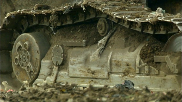 CU, SELECTIVE FOCUS，推土机履带滚动在填埋场，Ardley，牛津郡，英国视频素材