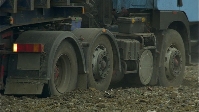 英国牛津郡阿德利垃圾填埋场的自卸卡车视频素材